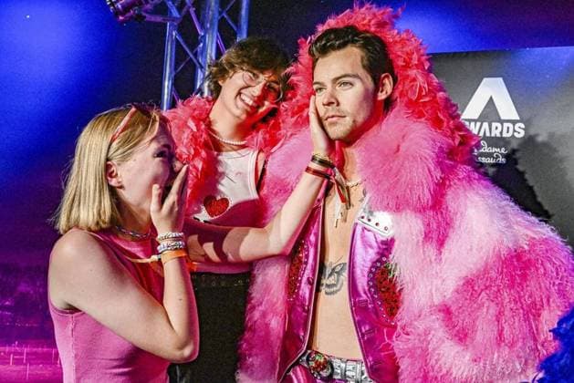 Bilder des Jahres 2023, Entertainment 07 Juli Entertainment Themen der Woche KW29 Popstar Harry Styles bekommt neue Wachsfigur bei Madame Tussauds *** NUR FÜR REDAKTIONELLE ZWECKE *** EDITORIAL USE ONLY ***<p>Popstar Harry Styles bekommt neue Wachsfigur bei Madame Tussauds. Auf dem Termin wurde die neue Figur des Sängers enthüllt. Es sind Fans in Harry-Styles-Kostümen dabei sein. (Madame Tussauds Berlin - 10117, Unter den Linden 74), fotografiert am 16. Juli 2023 in Berlin. Deutschland Berlin Berlin Copyright: MaurizioxGambarini *** Pop star Harry Styles gets new wax figure at Madame Tussauds FOR EDITORIAL PURPOSES ONLY EDITORIAL USE ONLY p Pop star Harry Styles gets new wax figure at Madame Tussauds On the date the new figure of the singer was unveiled There are fans in Harry Styles costumes to be Madame Tussauds Be Copyright: MaurizioxGambarini doc7r41pbashg03wtaenc3 ,EDITORIAL USE ONLY
