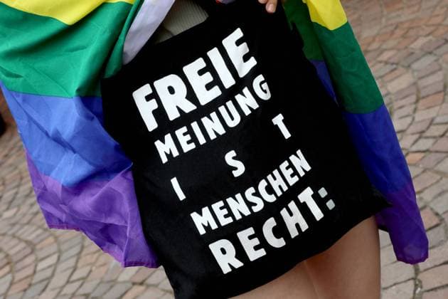 31. Christopher Street Day (CSD) in Frankfurt am Main, Deutschland, DEU, Germany, GER, 15.07.2023 - Am 15. Juli startete mittags der Demonstrationszug unter dem Motto Here & Queer mit zahlreichen Partywagen nach einer Auftaktkundgebung auf dem Römerberg. Auf dem Balkon des Römers (Rathaus der Stadt) wurde bereits morgens die Regenbogenflagge gehisst. Der Frankfurter CSD ist die größte Demonstration der LGBTIQ-Community in Hessen. Die Polizei ging von ca. 13.000 Teilnehmenden aus, die Veranstalter hingegen von mind. 15.000. Viele tausende Schaulustige säumten die Straßen der Parade-Strecke. Im Anschluss an die Parade wurde an der Konstablerwache mit zahlreichen Aktivitäten weitergefeiert. Demoteilnehmerin trägt Regenbogenfahne und