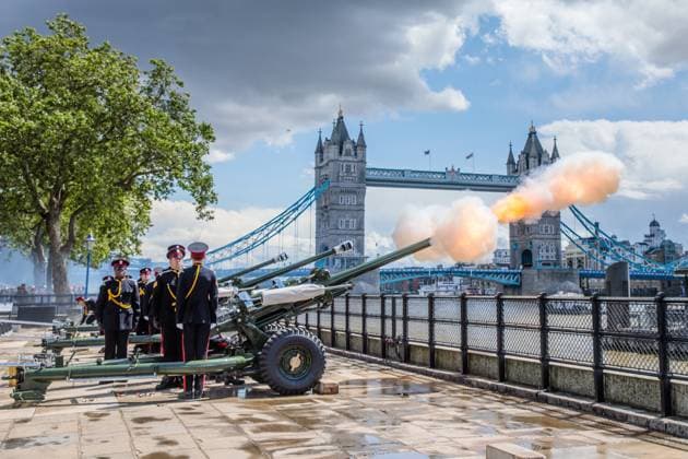 Bilder des Jahres 2023, Entertainment 07 Juli Entertainment Themen der Woche KW29 Gun Salute for Queen Camilla, London, UK. The Tower of London, UK. 17th July 2023. The Honourable Artillery Company fire a 62 Gun Royal Salute at The Tower of London to mark Her Majesty The Queen™s birthday. A Royal Salute normally comprises 21 guns, this is increased to 41 if fired from a Royal Park or Residence. Uniquely, at The Tower of London which is a Royal Residence, a total of 62 rounds are fired on Royal occasions as this also includes an additional 21 guns for the citizens of the City of London to show their loyalty to the Monarch., Credit:Photo by Amanda Rose Avalon United Kingdom, London, Tower Wharf  Copyright: xPhotoxbyxAmandaxRosex xAvalonx 0789629695