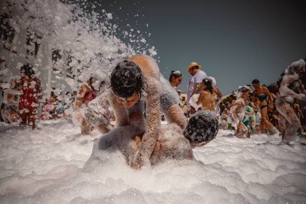 Bilder des Jahres 2023, News 07 Juli News Bilder des Tages July 17, 2023, Es Mercadal, Balearic Islands, Spain: Tow boys wrestle in foam as they participate in a foam party looking for some refreshment during the traditional Sant Bartomeu Festival while the island is on orange alert for high temperatures in just another heatwave. Es Mercadal Spain - ZUMAo105 20230717_fap_o105_024 Copyright: xMatthiasxOesterlex