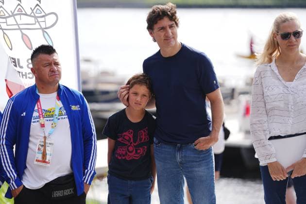 Entertainment Themen der Woche KW29 News Bilder des Tages July 17, 2023, Halifax, NS, Canada: Prime Minister Justin Trudeau, second from right, and his son Hadrien, second from left, share a moment prior to the Canoe Kayak competition at the North American Indigenous Games 2023 in Halifax, Monday, July 17, 2023. Halifax Canada  - ZUMAc35_ 20230717_zaf_c35_069 Copyright: xDarrenxCalabresex
