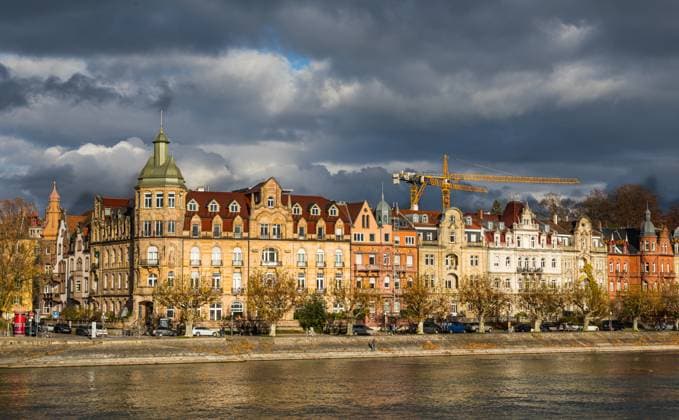IMAGO Creative: Herbst, Lichtimpressionen Blick auf die Häuser der Stadt Konstanz am Ufer des Bodensees. (Konstanz, Deutschland, 20.11.2022)