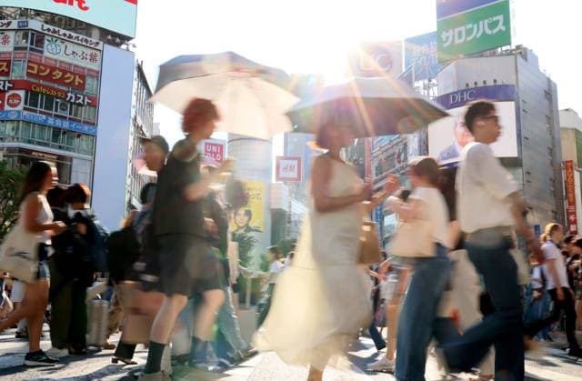 News Bilder des Tages July 17, 2023, Tokyo, Japan - People cross a road in Tokyo s Shibuya fashion district on Monday, July 17, 2023. A heat wave attacked Tokyo metropolitan area and many people suffered from heatstroke. (photo by Yoshio Tsunoda AFLO)  , aflo_224313526.jpg,