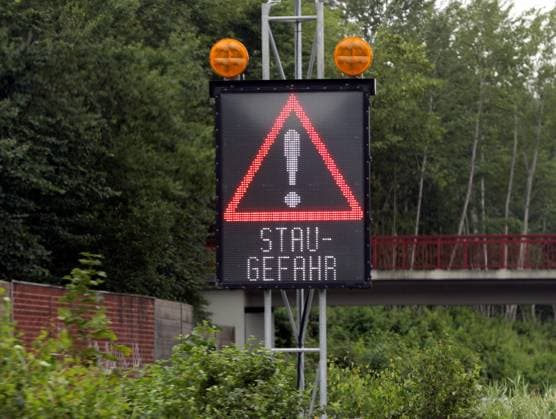 Niedersachsen, Deutschland, 15.07.2023: An der A 2 steht ein Display mit der Aufschrift Stau-Gefahr *** Lower Saxony, Germany, 15 07 2023 to the a 2 is a Display with the Inscription Traffic jam Danger Copyright: xdtsxNachrichtenagenturx dts_20710