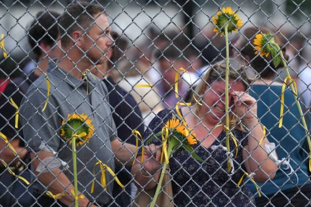 July 17, 2023, TORONTO, ON, CAN: A woman weeps as mourners tie yellow ribbons and flowers to a fence following public vigil for Karolina Huebner-Makurat, in Toronto, Monday, July 17, 2023. The mother of two was killed by a stray bullet on July 7 after a shooting in her Leslieville neighbourhood. TORONTO CAN  - ZUMAc35_ 20230717_zaf_c35_095 Copyright: xChrisxYoungx