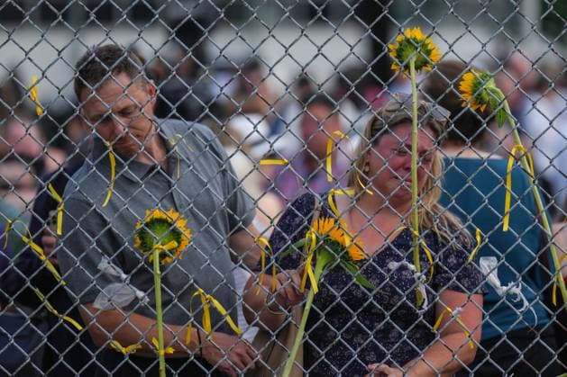 July 17, 2023, TORONTO, ON, CAN: Flowers and yellow ribbons are tied to a fence following a public vigil for Karolina Huebner-Makurat, in Toronto, Monday, July 17, 2023. The mother of two was killed by a stray bullet on July 7 after a shooting in her Leslieville neighbourhood. TORONTO CAN  - ZUMAc35_ 20230717_zaf_c35_106 Copyright: xChrisxYoungx