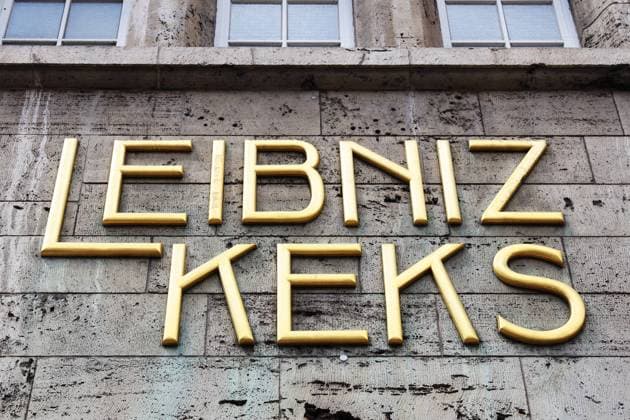 16.07.2023, Deutschland, Niedersachsen, Hannover, Lebensmittel, Gebäckproduzenten, Gebäckhersteller BAHLSEN kämpft mit schlechten Umsatzzahlen, ein neues Produkt-Design ist geplant, sinkender Umsatz, Schriftzug Leibniz-Keks, Corporate Identity, Firmenzentrale Niedersachsen Deutschland *** 16 07 2023, Germany, Lower Saxony, Hanover, food, cookie producers, cookie manufacturer BAHLSEN struggles with poor sales figures, a new product design is planned, falling sales, Leibniz cookie lettering, corporate identity, company headquarters Lower Saxony Germany Copyright: xD.xKerlekin SnowfieldxPhotographyx SF160723BahlsenD3