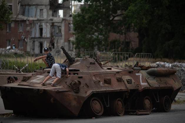 July 18, 2023: Residents of Mykolaiv, Ukraine, spend time admiring the battle tanks destroyed during the invasion. These tanks and vehicles are a source of attraction for residents and some tourists. - ZUMAqp1_ 20230718_zip_qp1_022 Copyright: xHectorxAdolfoxQuintanarxPerezx