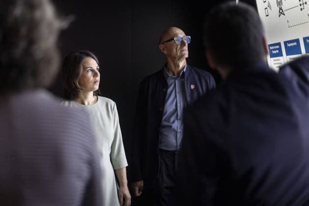 News Bilder des Tages Annalena Baerbock (Buendnis 90 Die Gruenen), Bundesaussenministerin, aufgenommen im Rahmen eines Besuchs des Cyberabwehrzentrums der Deutschen Telekom in Bonn, 18.07.2023. Bonn Deutschland *** Annalena Baerbock Buendnis 90 Die Gruenen , German Foreign Minister, recorded during a visit to the Deutsche Telekom Cyber Defense Center in Bonn, 18 07 2023 Bonn Germany Copyright: xKiraxHofmannx