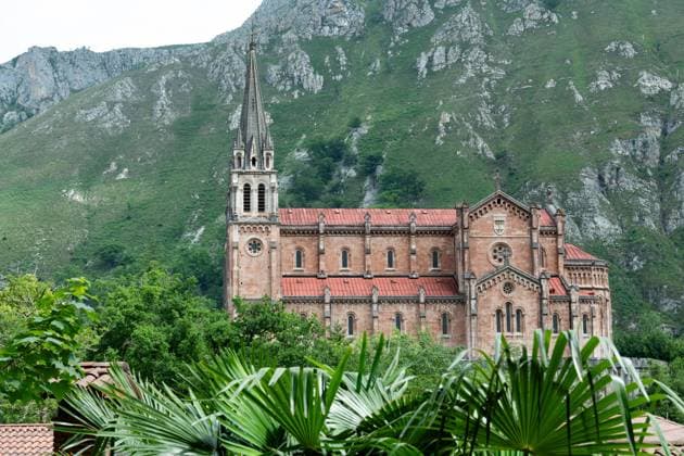 Basilika in der Wallfahrtsstätte Covadonga, Nationalpark Picos de Europa in der Gemeinde Cangas de Onis in Asturien, Nordspanien. Juni 2023, Ort des Glaubens, Pilgerstätte covandonga Asturien *** Basilica in the Sanctuary of Covadonga, Picos de Europa National Park in the municipality of Cangas de Onis in Asturias, northern Spain June 2023, place of faith, pilgrimage covandonga Asturias. 20230612DSC_4729