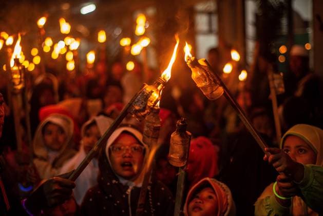 News Bilder des Tages ISLAMIC NEW YEAR CELEBRATION IN BANDUNG Children take part in a torchlight parade in Bandung, West Java, Indonesia July 18, 2023. The torchlight parade is held to commemorate the Islamic New Year 1445 H which falls on the first day of the month of Muharram. IMAGO KHAIRIZAL MARIS Bandung West Java Indonesia Copyright: xKharizalxMarisxKhairizalxMarisx ISLAMIC NEW YEAR CELEBRATION IN BANDUNG_32