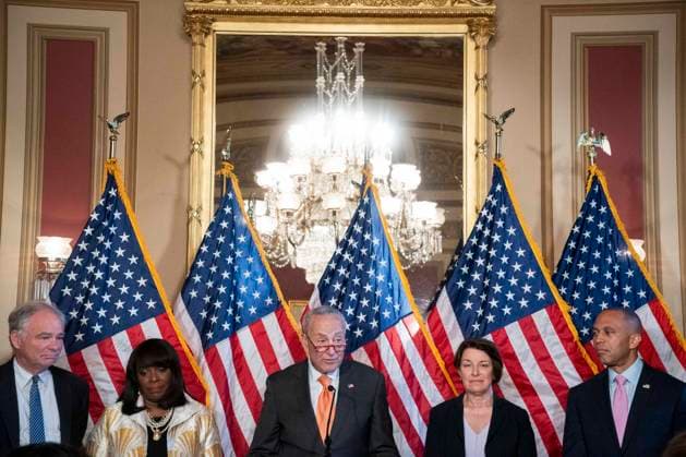 News Bilder des Tages (L-R) Sen. Tim Kaine, D-VA, Rep. Terri Sewell, D-AL, Senate Majority Leader Chuck Schumer, D-NY, Sen. Amy Klobuchar, D-MN, House Minority Leader Hakeem Jeffries, D-NY, attend a press conference on the reintroduction of The Freedom to Vote Act at the U.S. Capitol in Washington, DC on Tuesday, July 18, 2023.  WAP20230718325 BONNIExCASH