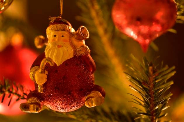  Weihnachtsdekoration Nikolaus hängt an Tannenbaum *** Christmas decorations Nikolaus Hangs to Tannenbaum Copyright: imageBROKER/ThomasxSbampato ibxtps09400024.jpg