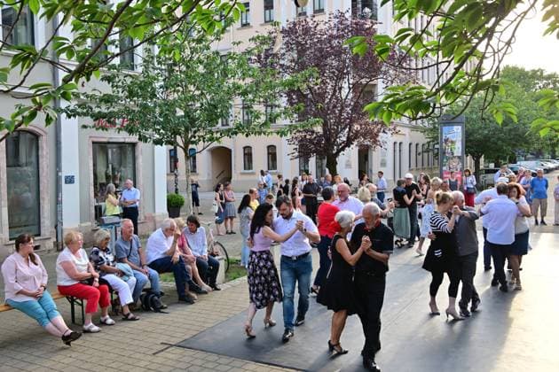 Tango auf dem Brühl Tango nach Feierabend auf dem Chemnitzer Brühl. Mit solchen Aktionen bereitet sich u.a. die Sächsischen Mozartgesellschaft auf das Europäische Kulturhauptstadtjahr 2025 vor für, das Chemnitz Gastgeber sein wird. Chemnitz Sachsen Germany *** Tango at the Brühl Tango to Feierabend at the Chemnitz Brühl with such Actions prepared itself U a the Saxon Mozart Society at the European Capital of Culture Year 2025 before for, the Chemnitz Host its will Chemnitz Saxony Germany Chemnitz_Brühl_Tango-2106-23_032
