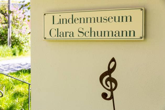 Lindenmuseum Clara Schumann direkt an der Schmorsdorfer Linde, Müglitztal, Sachsen, Deutschland *** Linden Museum Clara Schumann directly at the Schmorsdorf linden tree, Müglitztal, Saxony, Germany