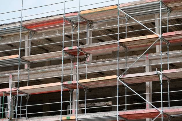 Düsseldorf 19.07.2023 Baustelle Bauboom Wohnungen Mieten Mietpreis sozialer Wohnungsbau Wohnraummangel Wohnungsmangel Wohnung Neubau Baugerüst Mehrfamilienhaus Mietshaus Miete Mietspiegel Mietpreisspiegel Immobilie Immobilien Rohbau Baustau Wohnimmobilie Wohnungsimmobilien Mietpreise Altbau Leerstand Baumaterial Baustoffe Leiter Aussenleiter Bauleiter Ballungsgebiet bezahlbarer Wohnraum Wohnungssuche CO2-Preis CO2 Bundes-Klimaschutzgesetz Heizen Heizung Klimapaket Mieter Vermieter Mietpreis-Bremse Mietpreisbremse Wohnungsnot Klimasteuer Energiewende Büro Büros Homeoffice Home-Office Konjunkturpaket Düsseldorf Nordrhein-Westfalen Deutschland *** Düsseldorf 19 07 2023 construction site construction boom apartments rent rent price soci