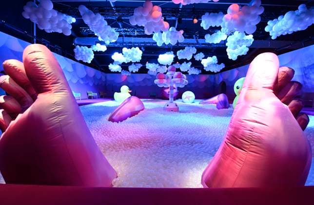 Bilder des Jahres 2023, News 07 Juli Entertainment Bilder des Tages Bubble Planet Experience: BRUSSELS, BELGIUM - JULY 19 : A bubble bath, an Infinity Room, a simulator of a hot-air balloon... The brand-new Bubble Planet experience lands in Brussels this summer. This fascinating world immerses visitors in a festive and colourful universe of sensory stimulating and moving bubbles. Bubble Planet is a co-production of Belgian company Exhibition Hub, creator, producer and organiser of immersive exhibitions worldwide, and Fever, the leading platform for entertainment and leisure discovery. To be discovered at Tour&Taxis from 20 July., July 19, 2023 in Brussels, Belgium, 19 07 2023 Brussels Belgium  Copyright: xBertxVanxDenxBrouckex