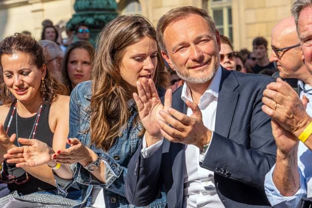 Christian Lindner, FDP-Vorsitzender, Susanne Seehofer, Landtagskandidatin, Wahlkampfauftakt FDP Bayern, München, 19.07.2023 Deutschland, München, 19. Juli 2023, Christian Lindner, FDP-Vorsitzender, bei Wahlkampf Kick-Off der FDP Bayern auf dem Odeonsplatz, mit Landtagskandidatin Susanne Seehofer, Tochter von Ex-Ministerpräsident Horst Seehofer, nachmittags ab 16 Uhr *** Christian Lindner, FDP chairman, Susanne Seehofer, state parliament candidate, FDP Bavaria election campaign kick off, Munich, 19 07 2023 Germany, Munich, 19 July 2023, Christian Lindner, FDP chairman, at FDP Bavaria election campaign kick off on Odeonsplatz, with state parliament candidate Susanne Seehofer, daughter of ex-Prime Minister Horst Seehofer, in the afternoon f