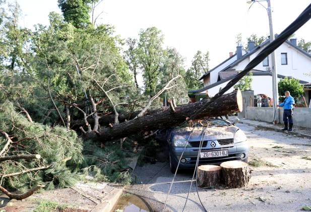 News Bilder des Tages Strorm in Zagreb An unprecedented storm ravaged Zagreb, the storm headed east: Three people died, the wind tore off roofs, destroyed cars, downed trees. As announced, the storm came from Slovenia and hit the Zagreb area in just 30 minutes. Around 4:30 p.m., the weather calmed down and headed towards Slavonia. The roof of the building in the Spansko estate fell on cars An unprecedented storm ravaged Zagreb, the storm headed east: Three people died, the wind tore off roofs, destroyed cars, downed trees. As announced, the storm came from Slovenia and hit the Zagreb area in just 30 minutes. Around 4:30 p.m., the weather calmed down and headed towards Slavonia, in Zagreb, Croatia, on July 19, 2023, LovroxDomitrovic PIXSELL