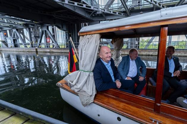 RECORD DATE NOT STATED Tourismus-Pressefahrt des Ministerpräsidenten Dietmar Woidke Traditionelle Tourismus-Pressefahrt des Ministerpräsidenten Dietmar Woidke (SPD, Brandenburg) beim Schiffshebewerk Niederfinow mit Geschäftsführer Jan Mönikes Berlin Berlin GER *** Tourism Press Trip of the Prime Minister Dietmar Woidke Traditional Tourism Press Trip of the Prime Minister Dietmar Woidke SPD, Brandenburg at the ship lift Niederfinow with Managing Director Jan Mönikes Berlin Berlin GER