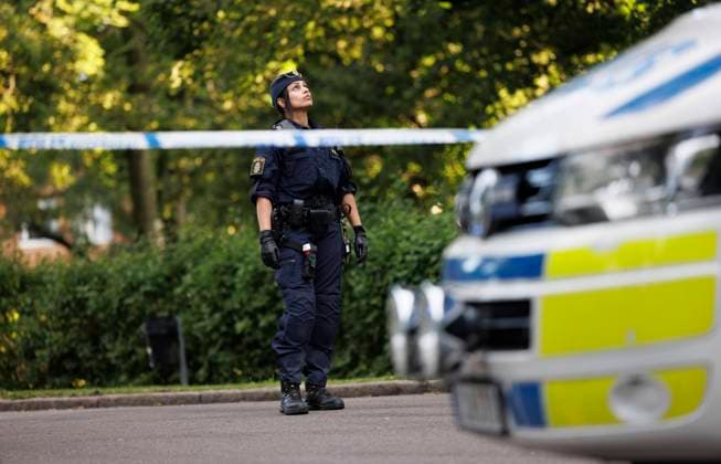 ÖREBRO 20230719 Polis pa plats vid Mellringeskolan pa väster i Örebro, där en man sköts ihjäl pa onsdagskvällen. Enligt polisen har flera personer setts lämna platsen, nagra pa moped. ÖREBRO SVERIGE x11380x *** ÖREBRO 20230719 Police on the scene at Mellringeskolan in the west of Örebro, where a man was shot dead on Wednesday evening According to the police, several people have been seen leaving the scene, some on mopeds ÖREBRO SVERIGE x11380x  Copyright: xPavelxKoubek TTx MAN DÖD EFTER SKOTTLOSSNING I ÖREBRO TTABB0000000000201645