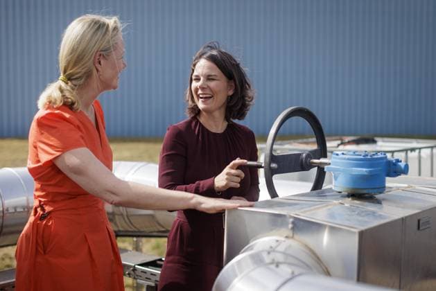 News Bilder des Tages Annalena Baerbock (Buendnis 90 Die Gruenen), Bundesaussenministerin, aufgenommen im Rahmen des Besuchs eines Nachhaltigen Geothermie-Projekts mit Lithiumgewinnung in Bruchsal, 19.07.2023. Bruchsal Deutschland *** Annalena Baerbock Buendnis 90 Die Gruenen , German Foreign Minister, taken during a visit to a sustainable geothermal project with lithium extraction in Bruchsal, 19 07 2023 Bruchsal Germany Copyright: xKiraxHofmannx