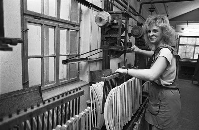 Holzkleiderbügel 09.12.1992, Blumenau im Erzgebirge, Max-Richter-GmbH, Max Richter Kleiderbügelfabrik Die MAX RICHTER KLEIDERBÜGELFABRIK mit Sitz in Blumenau (Sachsen) ist die älteste Kleiderbügelfabrik der Welt, die noch an Ihrem Ursprungsstandort bis heute fertigt. Das Unternehmen wurde 1875 vom Gotthelf Richter, dem Ur-Urgroßvater des jetzigen Firmeninhabers gegründet. Unter einfachen handwerklichen Bedingungen begann er mit der Fertigung von Flintenschäften und Kleiderbügeln. Der Nachfolger, Max Richter, baute dann 1913 die jetzige Fabrik und stellte Kleiderbügel bereits in großer Stückzahl her. Der Betrieb wurde ständig erweitert und die Produktion gesteigert. 1972 wurde der Betrieb schließlich verstaatlicht, ging aber 19