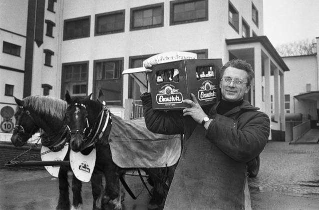 Braustolz Brauerei 06.01.1992, Chemnitz, Brauerei Braustolz, Braustolz Bier GmbH. Am Feldschlößchen 18.ie Bierbrauerei in Kappel hatte ihren Ursprung 1868, als F.A. Kupfer, in Altendorf ansässiger Landwirt und Ziegeleibetreiber begann, das erste Bier aus eigener Brauerei auszuliefern. Die Chemnitzer Feldschlößchenbrauerei Böttger & Co wurde am 1. Februar 1889 in eine Aktiengesellschaft umgewandelt, ab 1900 firmierte sie als Feldschlößchen-Brauerei Aktiengesellschaft zu Chemnitz-Kappel. Im Jahr 1899 wurden über 25.000 Hektoliter Bier gebraut. *** Braustolz Brewery 06 01 1992, Chemnitz, Brewery Braustolz, Braustolz Bier GmbH Am Feldschlößchen 18 he brewery in Kappel had its origins in 1868, when F A Kupfer, in Altendo