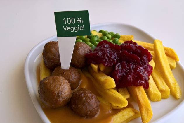 100 Prozent Veggie. Vegetarier - englisch vegetarian sind Menschen, die nur Lebensmittel essen, die nicht von getöteten Tieren stammen. Vegetarier essen weder Fisch noch Fleisch und ernähren sich somit ausschliesslich von pflanzlicher Nahrung. Foto: Vegetarisches Mittagessen bei Ikea, vegane Köttbullar mit Pommes *** 100 percent veggie Vegetarians English vegetarian are people who eat only food that does not come from killed animals Vegetarians eat neither fish nor meat and thus feed exclusively on plant food Photo Vegetarian lunch at Ikea, vegan Köttbullar with fries
