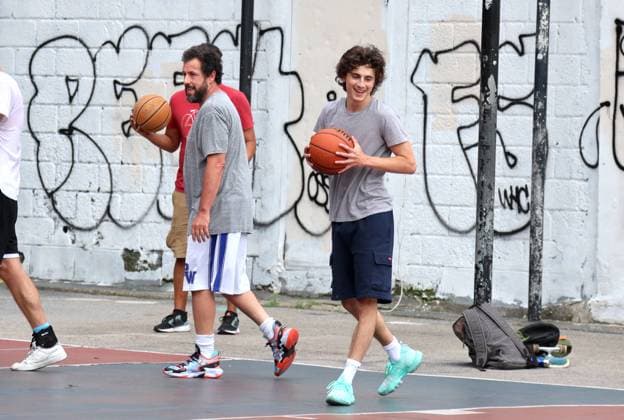 Adam Sandler and Timothee Chalamet Playing Basketball - NYC Actors Adam Sandler and Timothee Chalamet are playing basketball together with some friends in Soho, New York City, NY USA on July 20, 2023. Photo by Dylan Travis ABACAPRESS.COM New York City NY United States  Copyright: xDylanxTravis ABACAx 861442_027 DylanxTravis ABACAx 861442_027 
