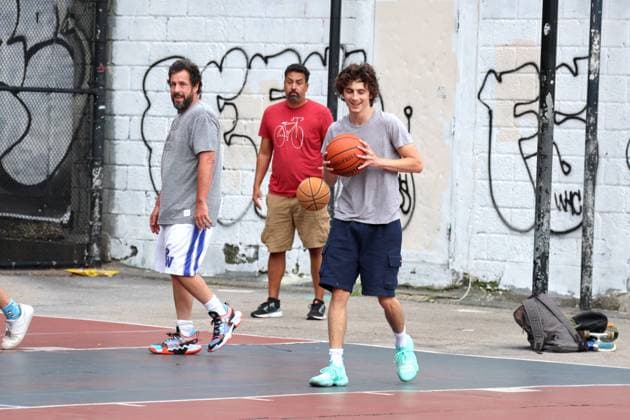 Adam Sandler and Timothee Chalamet Playing Basketball - NYC Actors Adam Sandler and Timothee Chalamet are playing basketball together with some friends in Soho, New York City, NY USA on July 20, 2023. Photo by Dylan Travis ABACAPRESS.COM New York City NY United States  Copyright: xDylanxTravis ABACAx 861442_029 DylanxTravis ABACAx 861442_029 