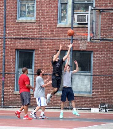 Adam Sandler and Timothee Chalamet Playing Basketball - NYC Actors Adam Sandler and Timothee Chalamet are playing basketball together with some friends in Soho, New York City, NY USA on July 20, 2023. Photo by Dylan Travis ABACAPRESS.COM New York City NY United States  Copyright: xDylanxTravis ABACAx 861442_050 DylanxTravis ABACAx 861442_050 