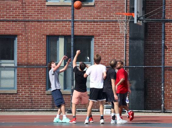 Adam Sandler and Timothee Chalamet Playing Basketball - NYC Actors Adam Sandler and Timothee Chalamet are playing basketball together with some friends in Soho, New York City, NY USA on July 20, 2023. Photo by Dylan Travis ABACAPRESS.COM New York City NY United States  Copyright: xDylanxTravis ABACAx 861442_055 DylanxTravis ABACAx 861442_055 