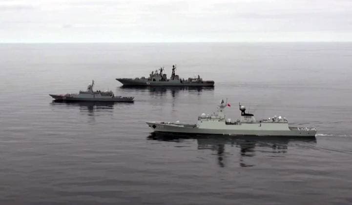 News Bilder des Tages China Russia Naval Drills 8482049 21.07.2023 In this handout video grab released by the Russian Defence Ministry, Russian and Chinese Navy ships sail during in a Russia-China joint naval exercises in the Sea of Japan, China. The drills involves more than 10 ships and 30-plus aircrafts. Editorial use only, no archive, no commercial use. Russian Defence Ministry  Copyright: xx