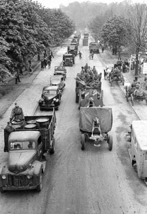 COLUMN VEHICLES ROAD 653 20.04.1945 Vehicles on the road to Berlin. Georgij Sputnik Berlin Germany  Copyright: xGeorgijx