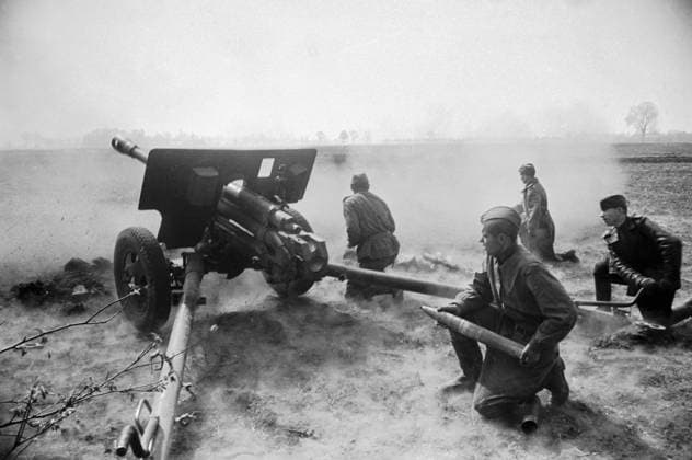 ARTILLERYMEN SHELL BATTLE 657 30.04.1945 Artillerymen fighting in Berlin s outskirts. The 1st Byelorussian Front. Vladimir Grebnev Sputnik Berlin Germany  Copyright: xVladimirxGrebnevx