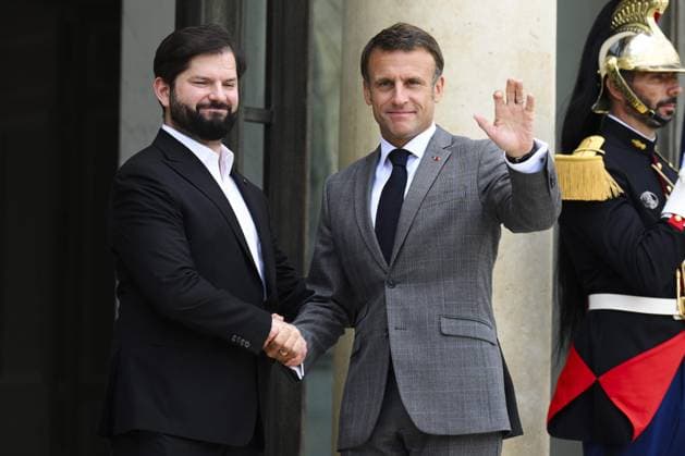 News Bilder des Tages Paris, Emmanuel Macron empfängt Gabriel Boric Emmanuel Macron - president de la Republique Francaise recoit Gabriel BORIC - President de la RÃ publique du Chili pour un dejeuner de travail au Palais de l Elysee NEWS : Dejeuner de Travail Macron Boric - Palais de l Elysee - Paris - 21 07 2023 JBAutissier Panoramic 