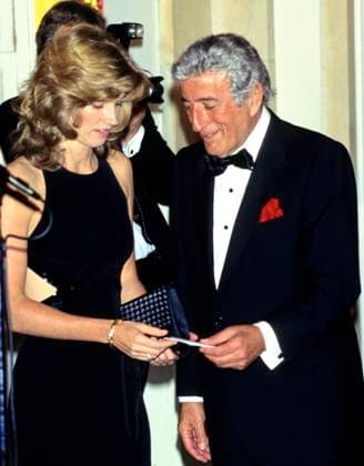 Tony Bennett Dies At 96 Singer Tony Bennett waits to be introduced to United States President Bill Clinton and first lady Hillary Rodham Clinton at the Official Dinner honoring Chancellor Helmut Kohl of Germany at the White House in Washington, DC for an Official Dinner on Thursday, February 9, 1995. Photo by John Harrington Pool via CNP ABACAPRESS.COM Washington District of Columbia United States  Copyright: xCNP ABACAx 861511_010 CNP ABACAx 861511_010 