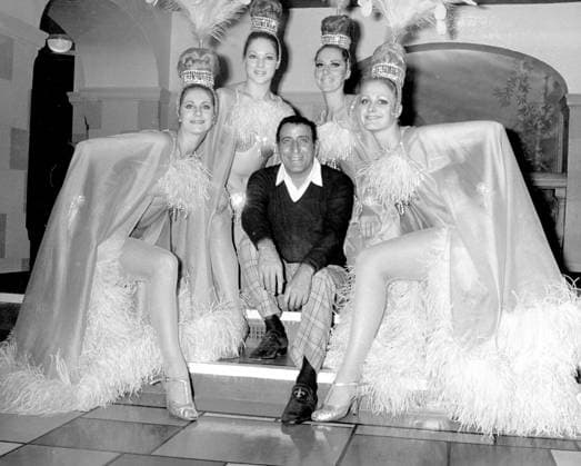 American singer Tony Bennett. Undated w American singer Tony Bennett. Undated with show girls, Credit:UPPA Photoshot Avalon United States, Checked  Copyright: xUPPA Photoshotx xAvalonx 0503962726