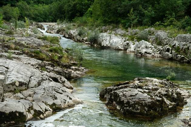 Glasklares Wasser des Flusses Dobra (Nebenfluss des Sella) bei Cangas de Onis, Nationalpark Picos de Europa in Asturien, Nordspanien. Juni 2023 Cangas de Onis - Fluss Dobra *** Crystal clear water of the river Dobra tributary of the Sella near Cangas de Onis, Picos de Europa National Park in Asturias, northern Spain June 2023 Cangas de Onis river Dobra 20230610DSC_4627