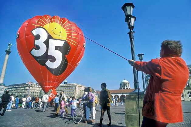  der 35-Stunden Ballon auf dem Stuttgarter Schlossplatz. Arbeitszeitverkürzung, Gewerkschaft, Arbeitsplatz, Freizeit, Familie, Work-Life-Balance, Arbeitskampf, Symbol, Logo, soziales Leben, Entspannung, Zeitmanagement, Lebensqualität, Hobby, Stuttgart, Baden-Württemberg, Deutschland, Metall Tarifrunde, Europa *** the 35 Hours Balloon at the Stuttgart Schloßplatz Reduction in working hours, Union, Workplace, Free time, Family, Work Life Balance, Industrial action, Symbol, Logo, Social Affairs Life, Relaxation, Time Management, Quality of life, Hobby, Stuttgart, Bathing Württemberg, Germany, Metal Collective bargaining round, Europe Copyright: imageBROKER/MartinxStorz ibltpe09428682.jpg