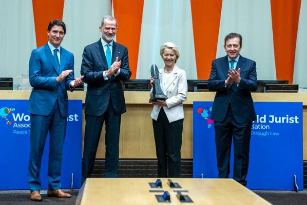 News Bilder des Tages Entertainment Bilder des Tages The King of Spain Felipe VI (2L) presents the award of the International Congress of Jurists to the President of the European Commission, Ursula von der Leyen (2R), accompanied by the Prime Minister of Canada, Justin Trudeau (L), and the Spanish lawyer Javier Cremades, president of the World Association of Jurists, during an act part of the 28th edition of the World Law Congress, at the UN headquarters in New York, USA, 21 July 2023. Ursula Von der Leyen receives award during the World Law Congress at the UN !ACHTUNG: NUR REDAKTIONELLE NUTZUNG!  Copyright: xÁngelxColmenaresx AME4724 20230721-a380abf1e7b750431c6fe7c2d48af976f7112c11