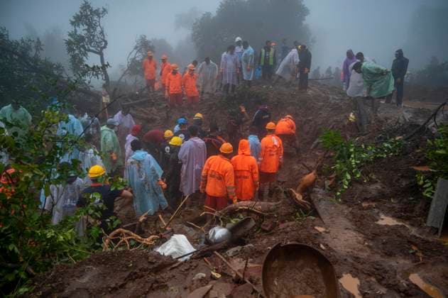 News Bilder des Tages RAIGAD, INDIA - JULY 21: Rescue operations are going on the second day where people are trapped under rubble after a landslide in Khalapur Irshalwadi Village, on July 21, 2023 in Raigad , India. At least 16 people died and over 100 are feared trapped under debris and loose soil, following a landslide at Irshalwadi, a village in Raigad district, around 63 kilometers from Mumbai. The incident occurred at 10:45 pm on Wednesday when the region was in the grip of heavy rain. The village had a population of 228, of which 103 were rescued. Of the 21 injured, 17 were given first aid and six admitted to MGM Hospital in Panvel. (Photo by Satish Bate Hindustan Times ) At Least 16 Dead, Over 100 Feared Trapped In Landslide In Raigad District Village