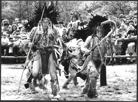 Sachsen, Radebeul, historisch, Festspiele, Volksfest, Veranstaltungen, Karl-May-Festspiele, Indianistikverein Old Manitou , Tanz, Krieger, Körperschmuck, Indianer, Federschmuck, Zuschauer, Publikum, 19.05.1996 Veröffentlichung in Sächsische Zeitung am 20.05.1996 Jürgen Lösel ! ACHTUNG Aufnahmedatum laut Beschriftung *** Saxony, Radebeul, historical, Festival, Folk Festival, Events, Karl May Festival, Indian Studies Association Old Manitou , Dance, Warrior, Body Jewelry, Indians, Feather ornament, Spectators, Audience, 19 05 1996 Publication in Saxon Newspaper on 20 05 1996 Jürgen Lösel Attention Date of recording according to Lettering Copyright: xSZ JürgenxLöselx 0000010201201397 ! ACHTUNG Aufnahmedatum laut Beschriftung