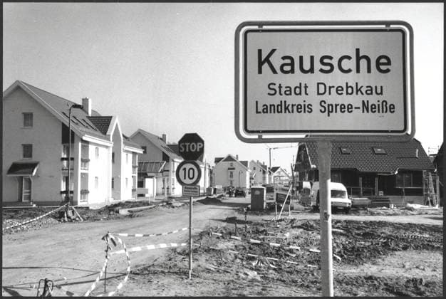 Brandenburg, Lausitz, Kausche, historisch, Drebkau, Braunkohle, Tagebau, Umsiedlung, Neubau, Wohnhaus. Eigenheimsiedlung, Ortsschild, Baustelle 19.04.1996 Jürgen Lösel ! ACHTUNG Aufnahmedatum laut Beschriftung *** Brandenburg, Lusatia, Thimble, historical, Drebkau, Lignite, Surface mining, Resettlement, New construction, Residence Homeowner Settlement, Place name sign, Construction site 19 04 1996 Jürgen Lösel Attention Date of recording according to Lettering Copyright: xSZ JürgenxLöselx 0000010201201428 ! ACHTUNG Aufnahmedatum laut Beschriftung
