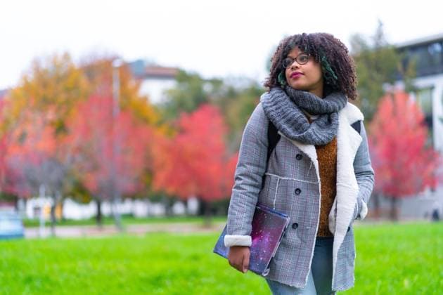  Porträt eines schwarzen ethnischen Mädchens in der Schule im Herbst mit der Schule im Hintergrund, zurück zur Schule *** Portrait one Black people Ethnic groups Girls in the School at Autumn with the School at Background, back to School Copyright: imageBROKER/UnaixHuizi ibxuhu09426674.jpg ,model released, Symbolfoto ,property released
