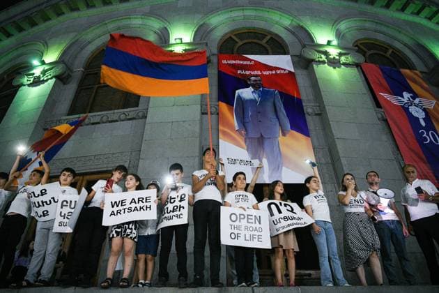 News Bilder des Tages ARMENIA, YEREVAN - JULY 21, 2023: A rally calling for the unblocking of the Lachin corridor and ending of the blockade of Nagorno-Karabakh, in Freedom Square. Several hundred people are taking part in the rally, including children from settlements of Nagorno-Karabakh that have come the under control of Azerbaijan. Alexander Patrin TASS  60584418