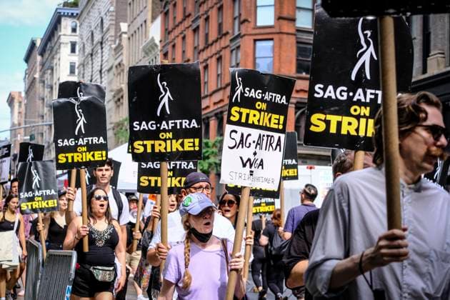 News Bilder des Tages New York City, NY-July 21st 2023: Sag-Aftra and Writers Guild members on Strike at Netflix headquarter Copyright: xKatiexGodowskix