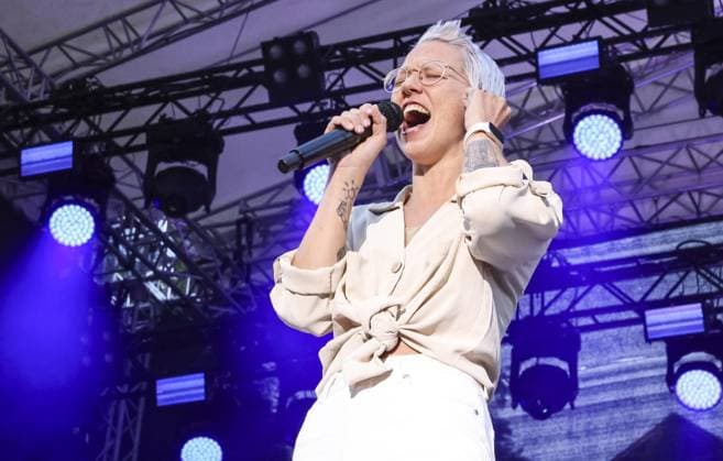 Entertainment Themen der Woche KW29 Entertainment Bilder des Tages DIN-Fantastival: Stefanie Heinzmann *** NUR FÜR REDAKTIONELLE ZWECKE *** EDITORIAL USE ONLY ***<p>Stefanie Heinzmann tritt mit ihrer Band am Freitag, den 21.07.2023 beim DIN-Fantastival im Burgtheater auf. Deutschland NRW Dinslaken Copyright: ErwinxPottgiesser *** DIN Fantastival Stefanie Heinzmann FOR EDITORIAL PURPOSES ONLY EDITORIAL USE ONLY p Stefanie Heinzmann will perform with her band at the DIN Fantastival at the Burgtheater on Friday 21 07 2023 Germany NRW Dinslaken Copyright ErwinxPottgiesser Copyright: ErwinxPottgiesser doc7r6anw7dc43qhncc5mf ,EDITORIAL USE ONLY