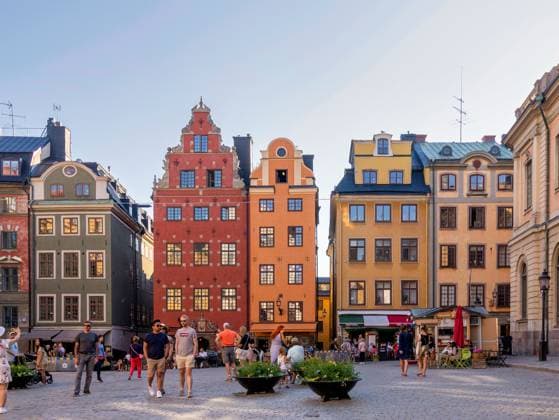 Stortorget, the big square, in Gamla Stan, old town, with colorful old buildings with tourists and locals walking around Stockholm, Sweden - June 26 2022: Stortorget, the big square, in Gamla Stan, old town, with traditional colorful old buildings on a summer day with tourists and locals walking and sitting at cafes Copyright: xZoonar.com KHALEDxELADAWYx 18818426